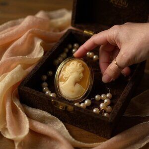 WRE W.E. Richards 12K GF Shell Cameo Pendant Brooch 1.5" Vintage Mid-Century